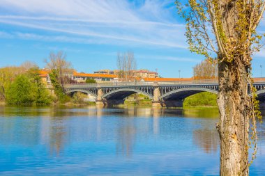 Salamanca, İspanya Tormes Nehri üzerinde köprü görünümü