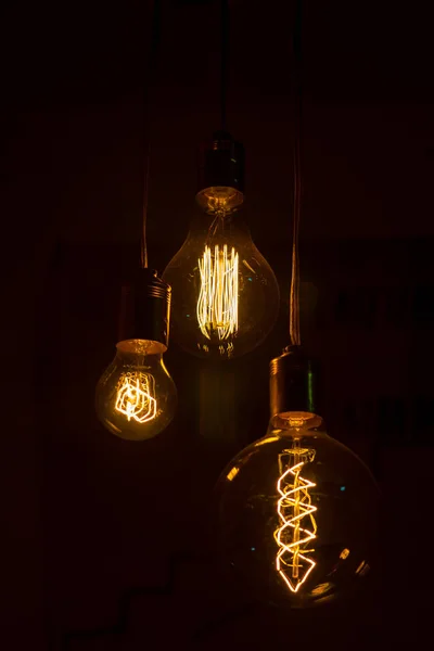 Лампочки накаливания в темноте — стоковое фото