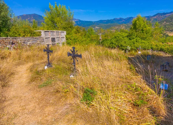 Ancien cimetière abandonné avec croix en fer forgé — Photo