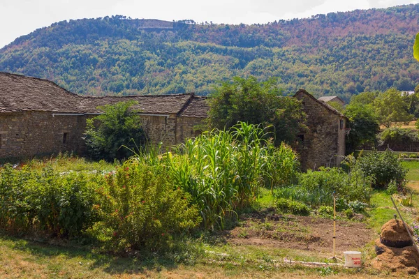 Solitérní domy v horách v přírodním parku ordesa h — Stock fotografie