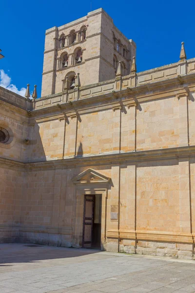 Igreja edifício católico típico do norte da Espanha — Fotografia de Stock