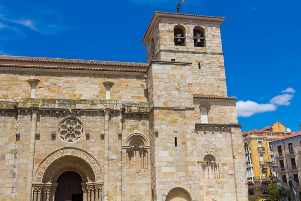 Kirchengebäude katholisch typisch für Nordspanien — Stockfoto