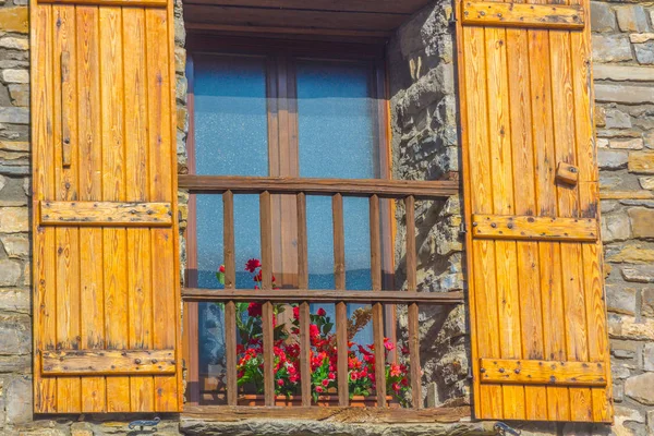 Finestre con casa in pietra persiana in legno — Foto Stock