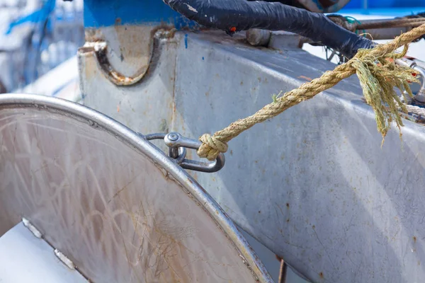 Ropes and moorings on fishing boats — Stock Photo, Image