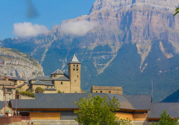 Vila de Torla Ordesa, com Monte Perdido atrás em Huesca, Sp — Fotografia de Stock