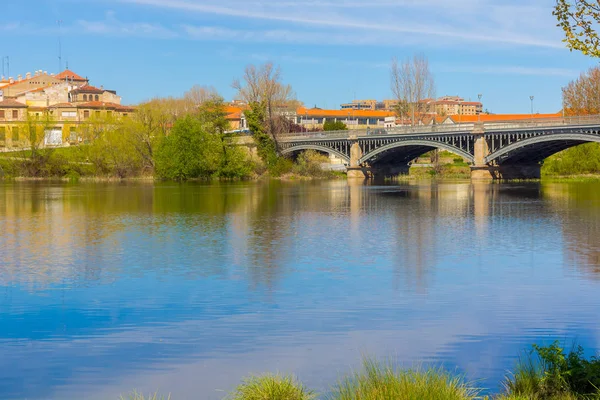 Utsikt över bron över floden Tormes i Salamanca, Spanien — Stockfoto