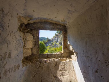 Terk edilmiş evde tepe