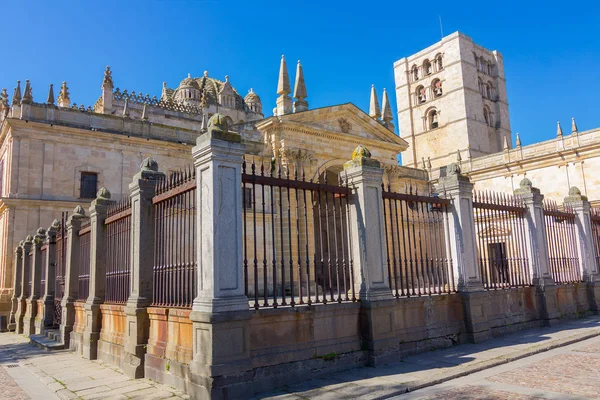 Église catholique typique du nord de l'Espagne — Photo