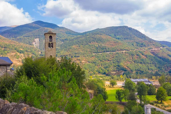 Μικρό χωριό το φυσικό πάρκο του Ordesa στα Πυρηναία, απόχρωση — Φωτογραφία Αρχείου