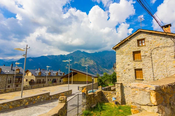 Aínsa średniowiecznego miasteczka w Pirenejach z piękne kamienne hous — Zdjęcie stockowe