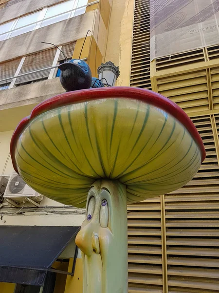 Jolie poupée d'un champignon avec un insecte — Photo