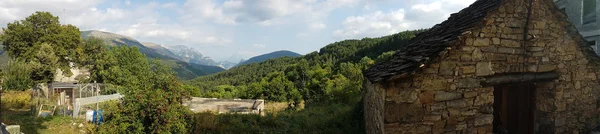 Prachtige landschap van de bergen in de buurt van het dorp van de Pyreneeën A — Stockfoto