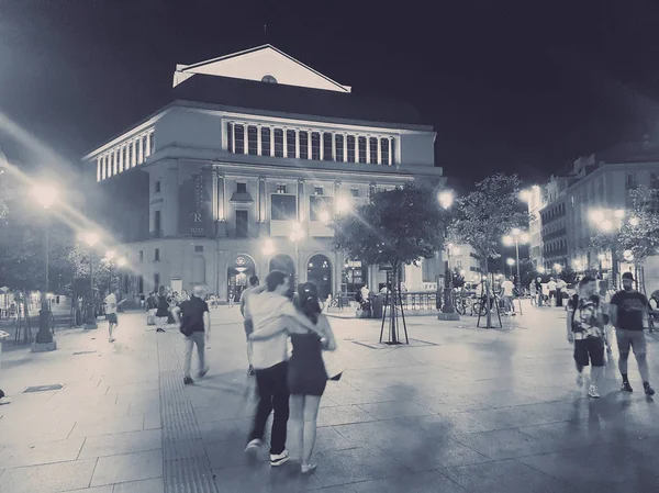 Madrid 26 augusti 2016: människor promenera genom den Opera-torget på — Stockfoto