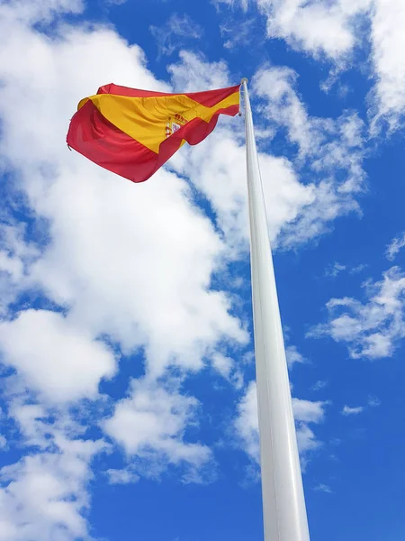 Bandera de España en un mástil con cielo y nubes — Foto de Stock