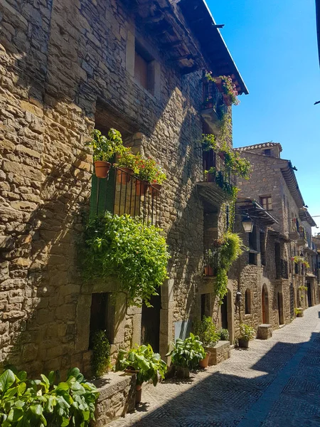 Középkori falu a Pyrenees Ainsa, Spanyolország — Stock Fotó