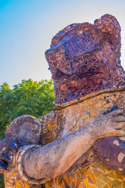 Escultura de piedra de un oso con un niño — Foto de Stock