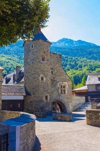 Maisons typiques de haute montagne dans un village des Pyrénées françaises — Photo