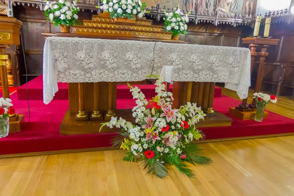 Ołtarz Kościoła katolickiego z bukietem kwiatów w Ce — Zdjęcie stockowe