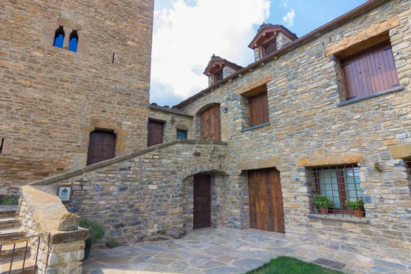 Hus av hög bergsbyar i Pyrenéerna i huesca, Spanien — Stockfoto