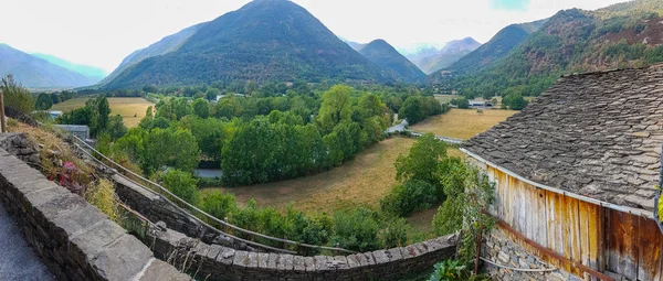 Vackert landskap i bergen nära Pyrenéerna byn A — Stockfoto