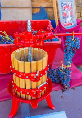 Eski şarap yapmak için tuşuna basın