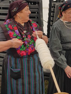 Ainsa 10 Eylül 2017: Spinner ile geleneksel Pyrenees costu