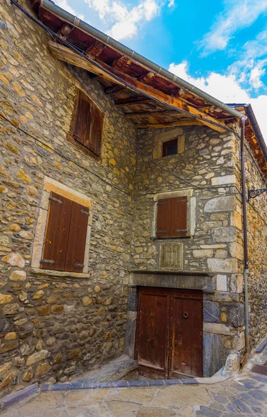 Την Ainsa μεσαιωνικό χωριό των Πυρηναίων με όμορφο πέτρινο περίβλημα — Φωτογραφία Αρχείου