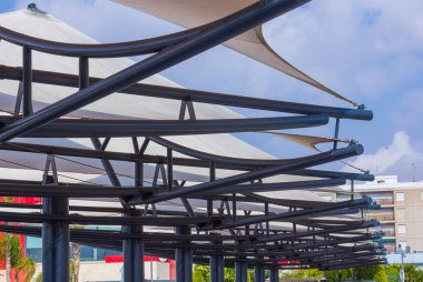 Modern siyah demir şemsiyeler ve beyaz bez