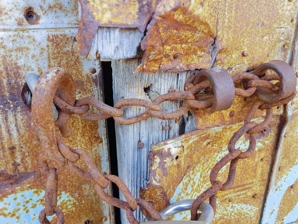 有锈迹斑斑的铁链的老门 — 图库照片