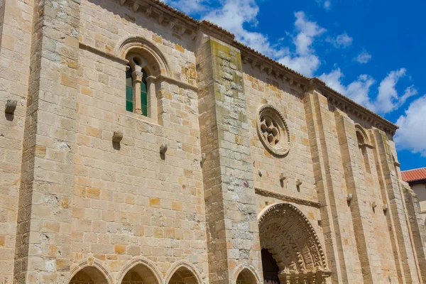 Igreja edifício católico típico do norte da Espanha — Fotografia de Stock