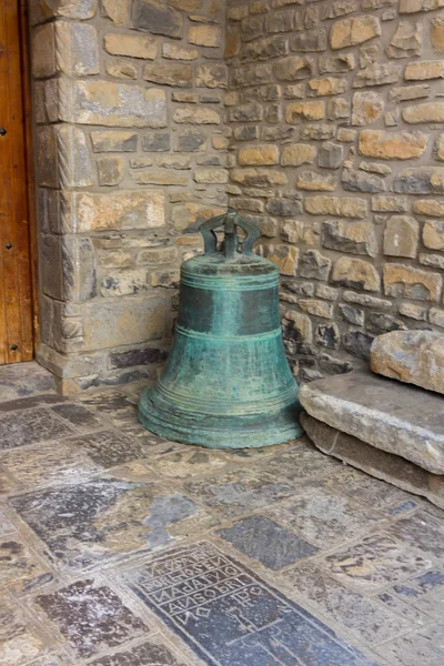 Bell, a templom bejáratánál — Stock Fotó