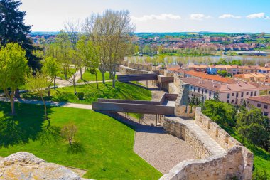 Zamora, İspanya'nın kale çevresindeki Park