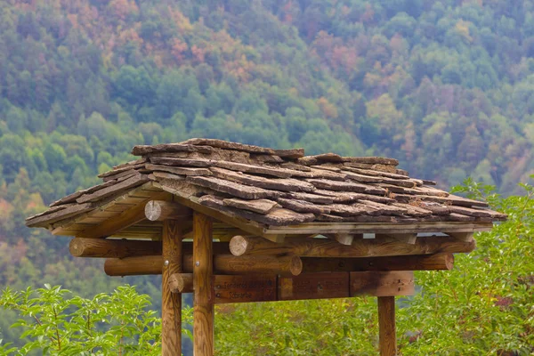 Telhado de ardósia com suporte de madeira — Fotografia de Stock