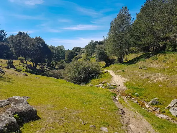 Piccolo sentiero attraverso una montagna — Foto Stock