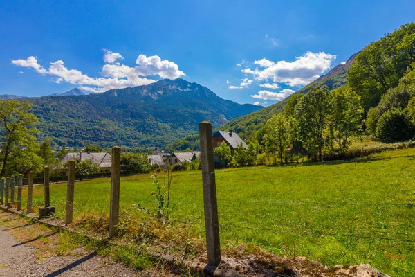 Piccolo villaggio e prato verde nel parco naturale di Ordesa in — Foto Stock