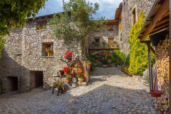 De middeleeuwse dorp Aínsa van de Pyreneeën met prachtige stenen woning — Stockfoto