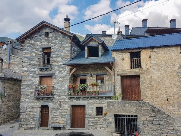 Pueblo medieval de los Pirineos Ainsa, España — Foto de Stock