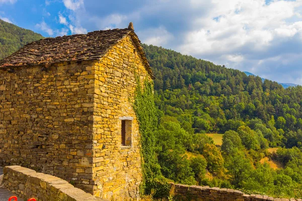 Ensomme hus i fjellene i naturparken ordesa h – stockfoto