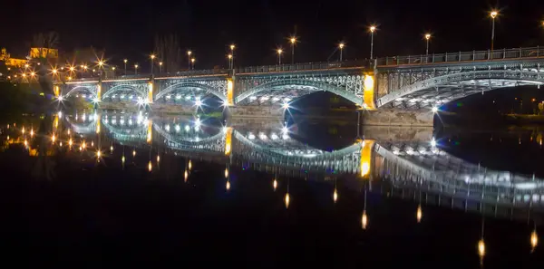 Blick auf beleuchtete Brücke über den Tormes-Fluss in Salamanca, s — Stockfoto