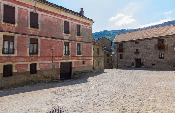 Casas de altas aldeias montanhosas nos pirinéus de huesca, spai — Fotografia de Stock