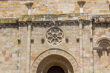 Eski bir kilise kapısına