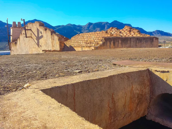 Строительство руин в пустынной зоне — стоковое фото