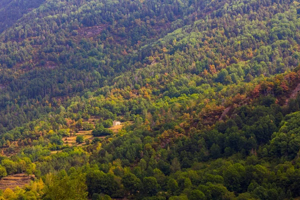 Case solitarie nelle montagne del parco naturale di Ordesa h — Foto Stock