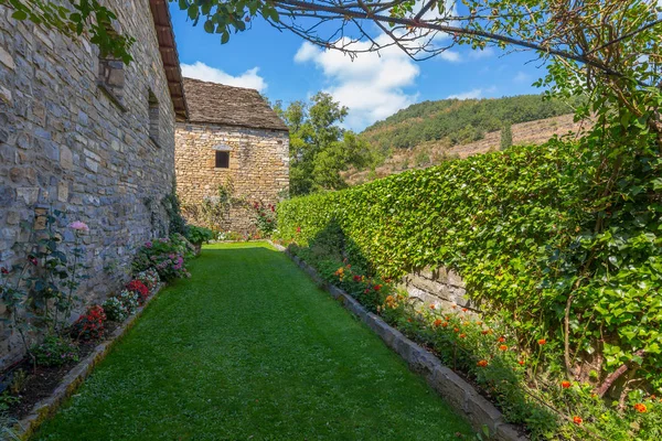 Houses of high mountain villages in the pyrenees of huesca, spai — Stock Photo, Image