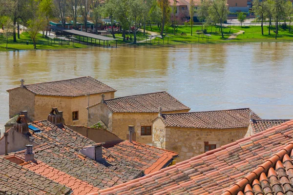 Rivier duero op uw weg door de stad van Zamora — Stockfoto