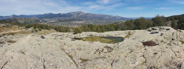Panorama van de Sierra de Guadarrama en de dam van Navacerrada — Stockfoto