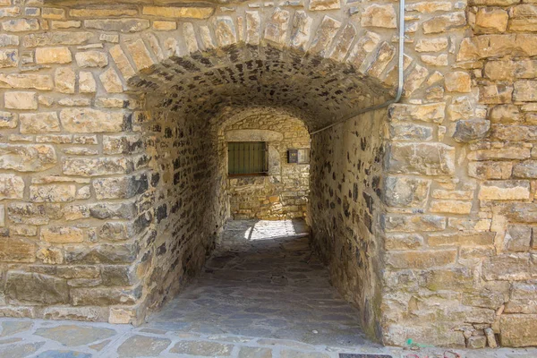 Porta in una vecchia facciata in pietra — Foto Stock