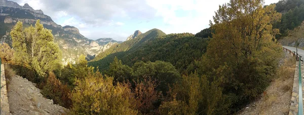 Gyönyörű táj, a hegyek közelében a Pyrenees falu A — Stock Fotó