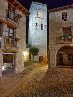 Ainsa 10 Eylül 2017: Plaza Mayor turist çekici gece