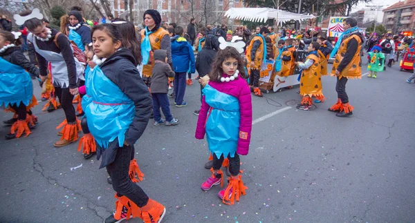 MADRID, ESPAÑA - 10 de febrero: Fiestas de carnaval con grupos o —  Fotos de Stock